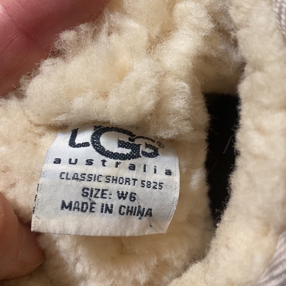 UGG Classic Short w cute design! Size 6 - Picture 11 of 11